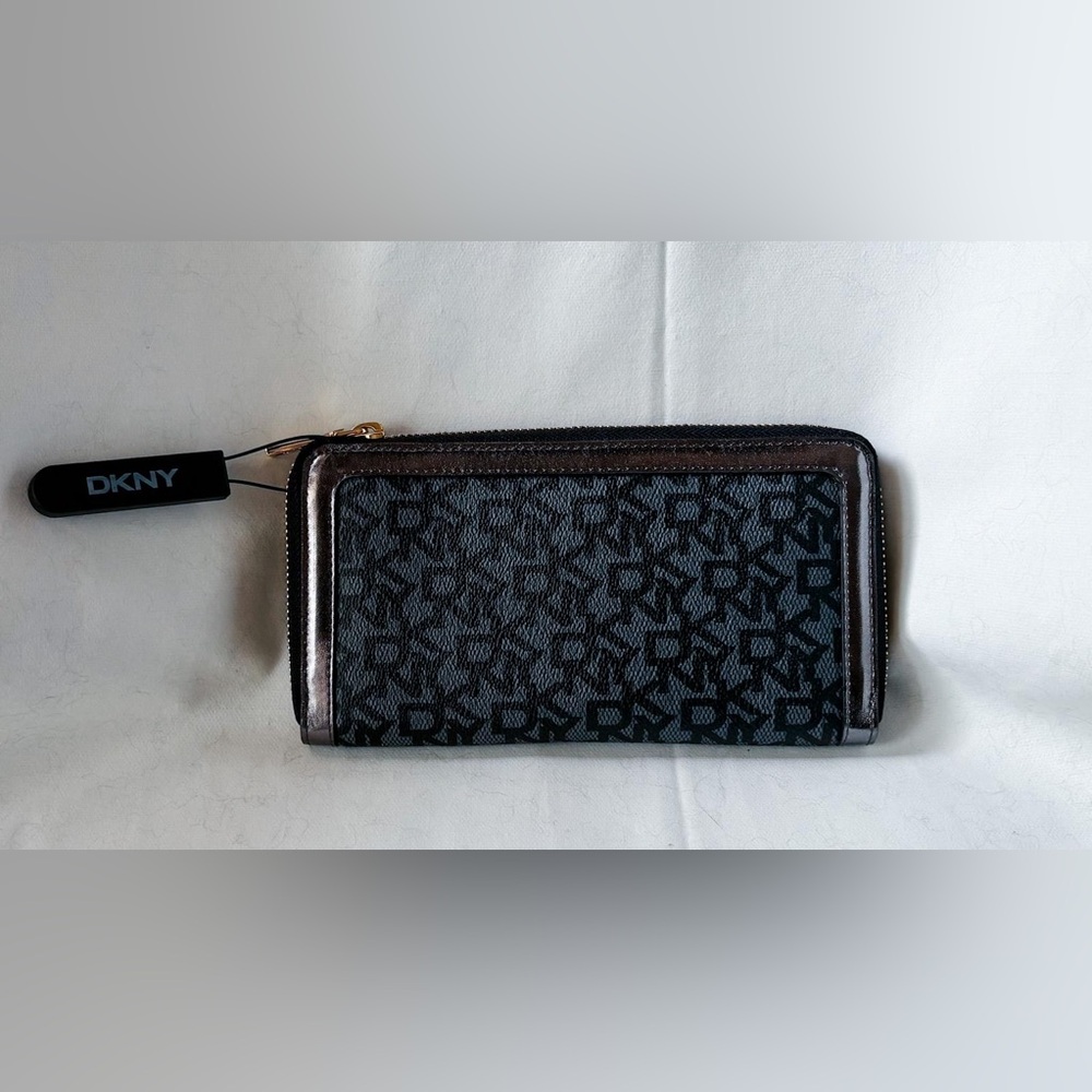 🖤 DKNY Black Monogram Zip Wallet